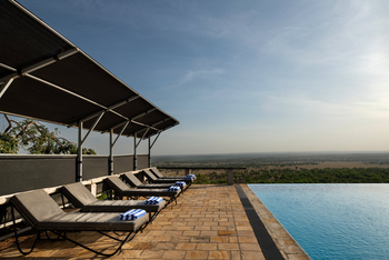 Kubu Kubu Tented Camp: Liegestühle am Pool