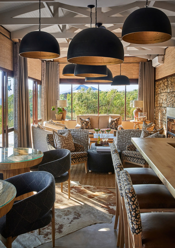 Kwandwe Ecca Lodge: Sitzgruppen in der Lounge