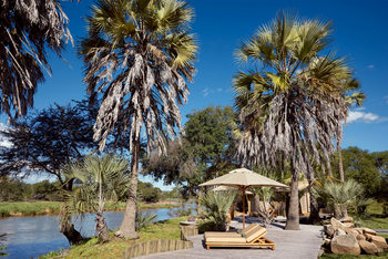 Laba Jongomero: Sonnenliegen mit Blick auf den Fluss