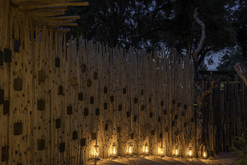 Mombo Camp: Rhino Conservation Info an der Bomawand