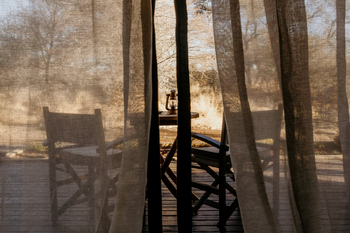 Otjiwa Thornbush Tented Camp: Gazevorhang vor Veranda mit Laterne