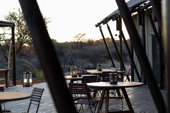 Otjiwa Thornbush Tented Camp: Offenes Safarideck mit Holztischen und Laternen