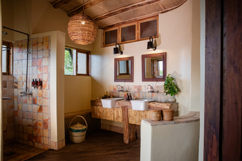 Volcanoes Kyambura Gorge Lodge: Doppelwaschtisch