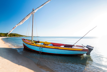 Anantara Bazaruto Island Resort: Boot am Strand