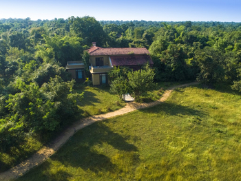 Forsyth Lodge Forsyth Lodge: Hauptgebäude am Waldrand