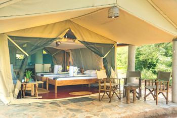 Ikoma Tented Camp: Bett mit Handtüchern und Blütenblättern