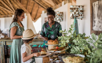 Kafunta River Lodge: Kellnerin mit Gästen