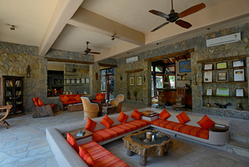 Kanha Earth Lodge: Lounge