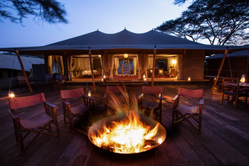 Mara Nyika Camp: Feuerschale vor dem Hauptzelt