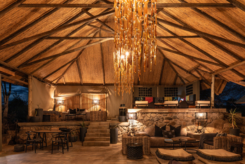 Nimali Tarangire Camp: Lounge mit Halbgeschoss