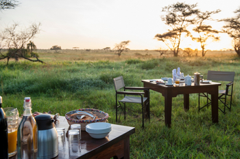Serengeti Mara River Camp: Frühstück im Freien