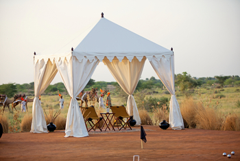 Sujan The Serai: Sitzgelegenheiten mit Sonnenzelt am Croquet Spielplatz