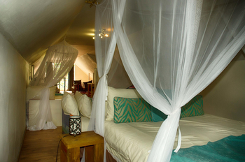 The Old House: Bett in der Loft