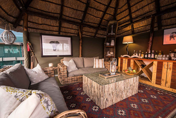 Tuskers Bush Camp: Bar und Lounge