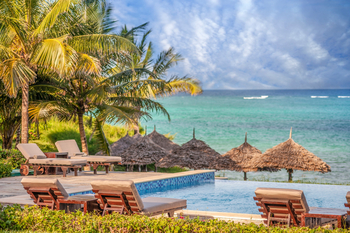 Zawadi Hotel: Pool mit Sonnenliegen