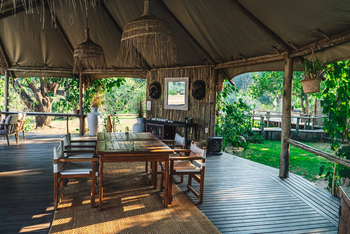 Anabezi Luxury Tented Camp: Esstisch im Hauptzelt