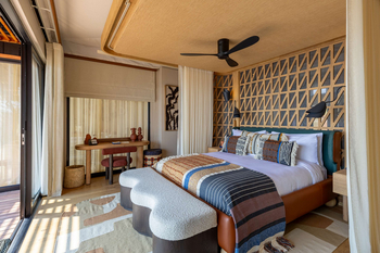 Anantara Tented Camp Kafue River: Safari-Schlafzimmer mit Lederbett und Wolkenbank