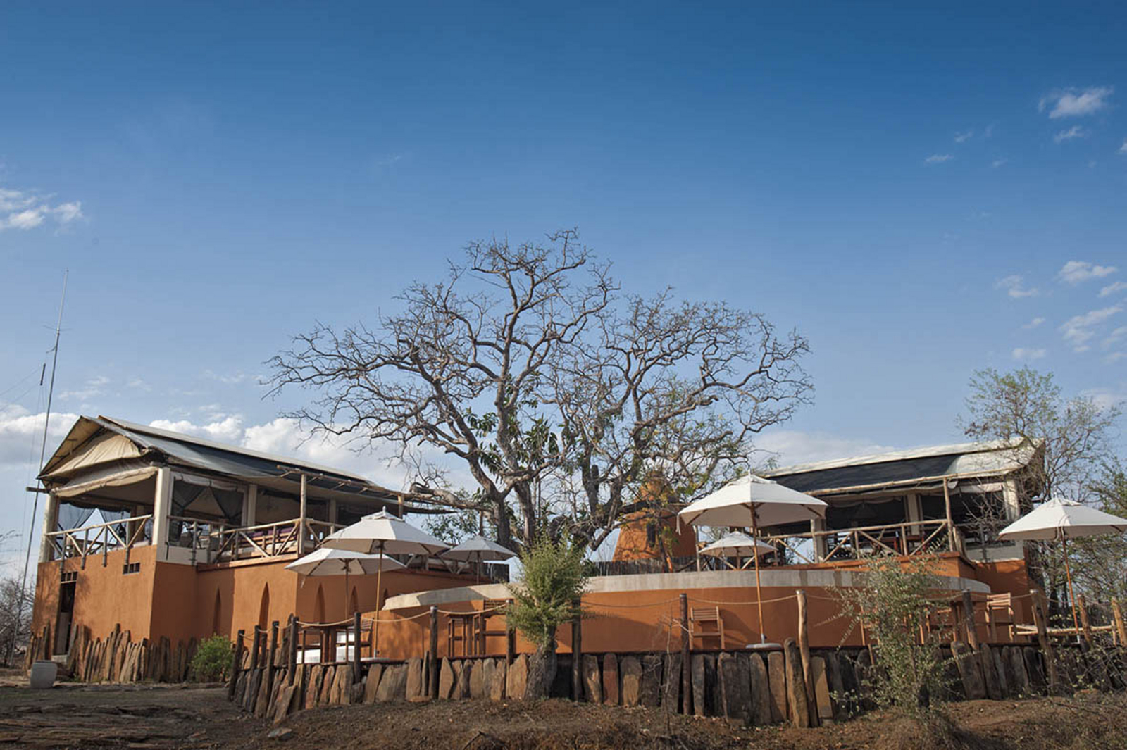 Azura Selous Azura Selous: Bevor es im Rufiji River versunken ist