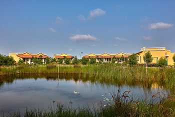 Blackbuck Safari Lodge: Zimmerblöcke hinter dem Teich