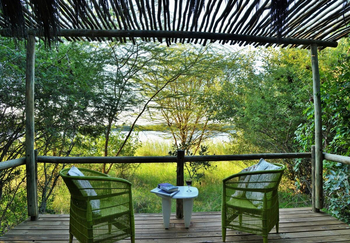 Chobe Bakwena Lodge Chobe Bakwena Lodge: Riverview Chalet - Deck mit Sesseln