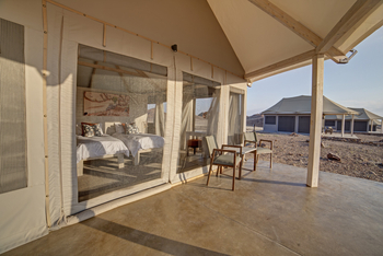 Desert Hills Glamping: Private Terrasse