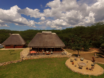 Enjojo Lodge: Hauptgebäude und Feuerplatz