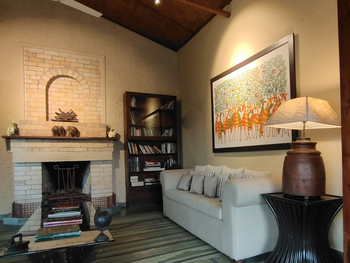 Forsyth Lodge Forsyth Lodge: Sofa und naives Gemälde