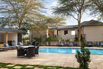 Kahawa House: Pool mit Liegestühlen