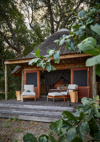 Kuyenda Bushcamp: Gästechalet auf Holzplattform