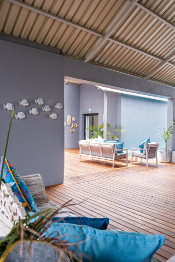 Lenyebi River Lodge: Innenhof mit Sitzgruppe