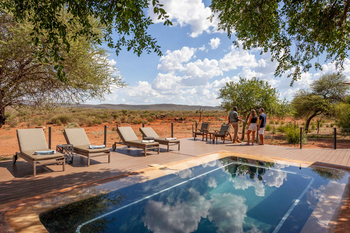 Little Madikwe Hills: Gäste entspannen tagsüber neben dem Pool