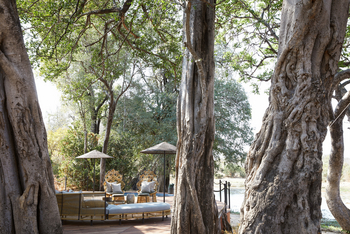 Molori Mashuma: Sonnenschirme am Pool