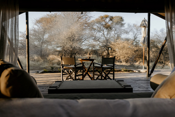 Otjiwa Thornbush Tented Camp: Decklounge mit Canvasstühlen und Laterne beim Savannenblick