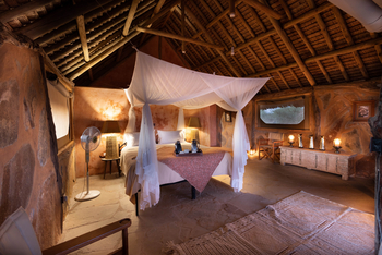 Saruni Rhino Camp: Beleuchtetes Schlafzimmer Banda 4
