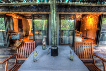 Savute Safari Lodge: Familieneinheit - Stühle auf dem Deck