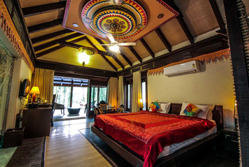 Syna Tiger Resort: Odisha - Doppelbett und Deckendekoration