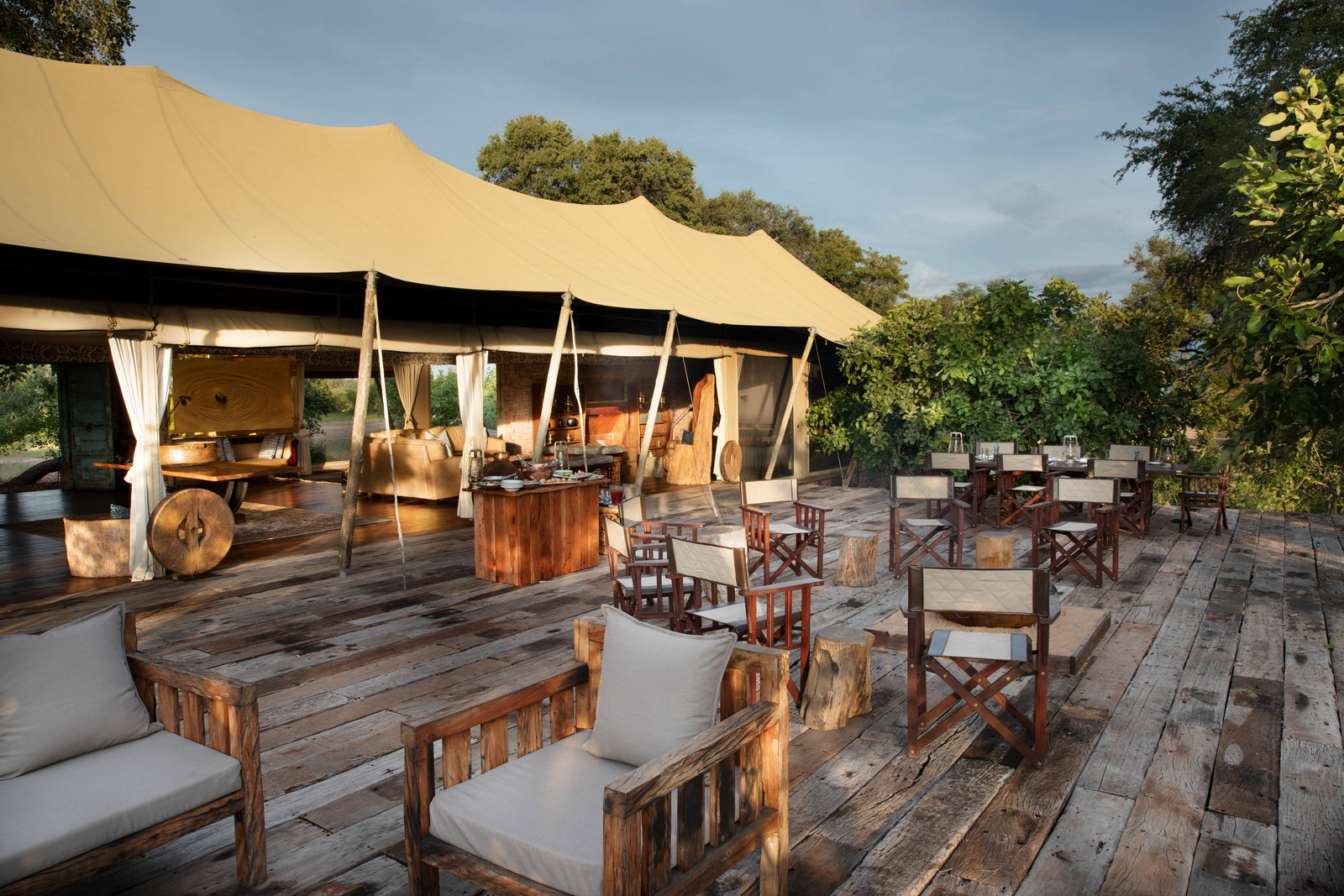 Tembo Plains Camp Tembo Plains Camp: Terrasse mit Sitzmöglichkeiten