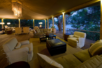 Toka Leya Camp Toka Leya Camp: Lounge bei Nachteinbruch