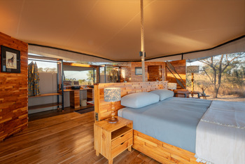 Usangu Expedition Camp: Doppelbett und Blick zum Bad