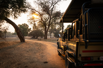 Zambezi Expeditions: Fahrzeug und Weg von der Seite