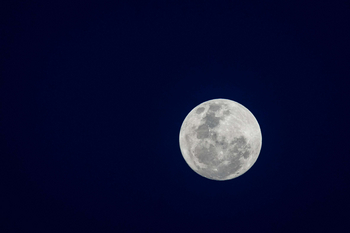Anantara Tented Camp Kafue River: Leuchtender Vollmond in tiefer Afrikanacht