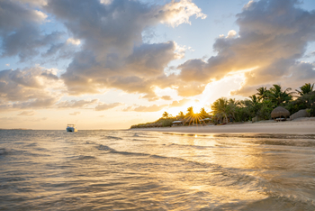 Azura Benguerra Island: Strand vor dem Resort