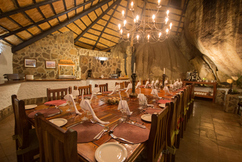 Big Cave Camp Big Cave Camp: Gedeckter Esstisch