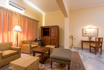 Dev Vilas: Suite - Lounge und Schreibtisch