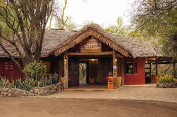 KIA Lodge: Eingang mit Holzschild und Laternen
