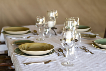 Mara Under Canvas: Gedeckter Esstisch