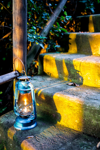 Mihingo Lodge: Laterne auf der Treppe