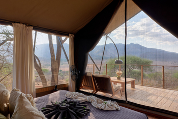Mkomazi Wilderness Retreat: Luxusbett mit Deck, goldenem Bergblick