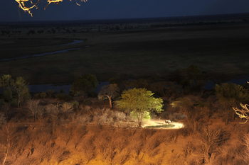 Muchenje Safari Lodge: Wasserloch bei Nacht