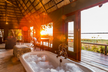 Royal Zambezi Lodge: Badewanne und Sonnenaufgang
